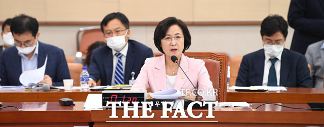 미래통합당이 2일 추미애 법무부 장관에 대한 해임건의안 또는 탄핵소추안 제출을 검토하겠다고 밝혔다. 추 장관이 지난 1일 국회에서 열린 검·언 유착 의혹과 관련한 법제사법위원회 긴급현안질의에 출석해 더불어민주당 의원들의 질의에 답변하고 있다. /남윤호 기자