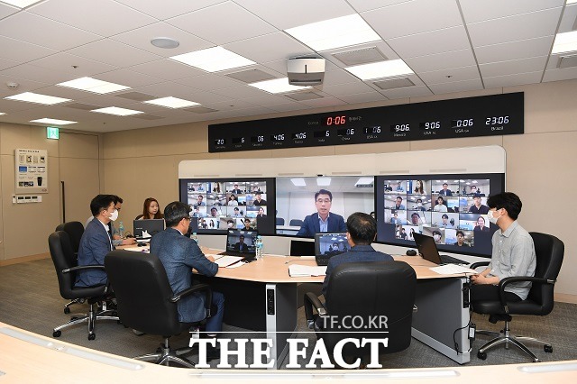 기아차가 1일 함께 극복 코로나19 기금전달식을 열고 코로나19 극복에 이바한 기업들에 각 1000만 원씩, 8000만 원의 지원금을 전달했다. /기아차 제공