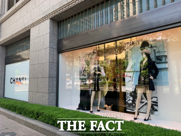 전문가들은 코로나19 여파에도 명품 브랜드들이 가격을 인상하는 이유로 보복소비를 꼽았다. 서울 시내 한 백화점의 샤넬 매장 외관 모습. /한예주 기자