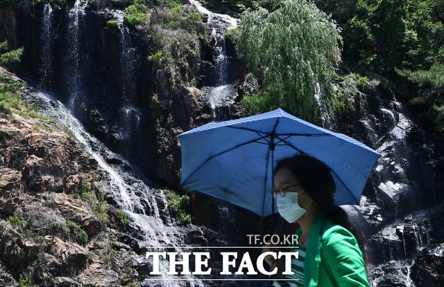 3일 전국적으로 아침 최저기온은 17~21도, 낮 최고기온은 22~29도로 예보됐다. 내륙지방을 중심으로 낮 기온이 30도 안팎으로 올라 덥겠다. /더팩트 DB