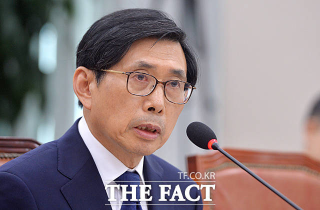 박상기 전 법무부 장관은 2일 공개된 뉴스타파와 인터뷰에서 조 전 장관 가족 사건으로 전격 압수수색이 집행되던 지난해 8월27일 윤 총장을 만나 이런 말을 들었다고 증언했다./더팩트 DB