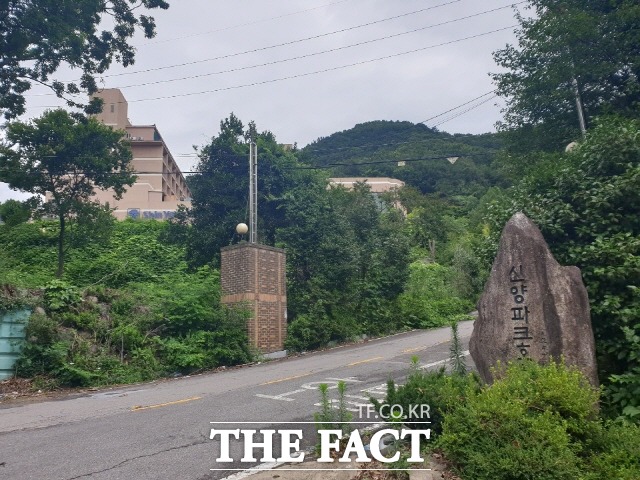 광주 무등산 자락 자연녹지 숲에 둘러싸인 신양파크호텔 철거 예정 부지에 공동주택을 짓는 건설 걔획이 알려지며 환경운동단체 등 시민사회가 거세게 반발하고 있는 가운데 광주시와 동구청이 어떤 결론을 내릴것인지 시민들의 뜨거운 눈길이 쏠리고 있다. 사진은 신양파크호텔 전경./광주=문승용 기자