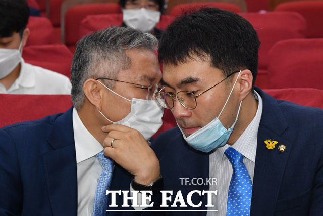 귀엣말 나누는 최강욱 열린민주당 대표(왼쪽)와 김남국 의원