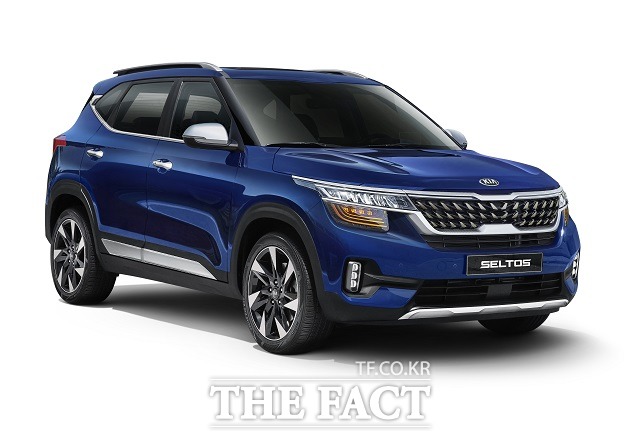기아차가 디자인과 편의사양 등 상품성을 개선한 2021년형 소형 SUV 셀토스를 출시했다. 2021 셀토스 그래비티 모델 /기아차 제공