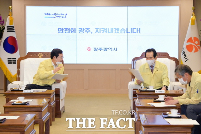 광주지역 코로나19 확산세가 심각해짐에 따라 정세균 국무총리가 3일 광주서 이용섭 시장의 상황설명을 들으며 중대본재난대책회의를 직접 주재하고 있다. 정 총리는 이날 회의에서 병상, 의료인력, 물품 등 정부 지원을 신속히 추진하겠다고 말했다./광주=박호재 기자