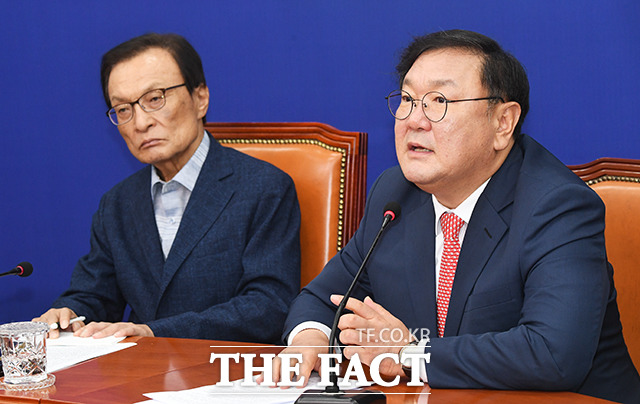 모두발언 하는 김태년 원내대표(오른쪽)