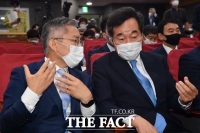 [TF포토] 검찰개혁 토론회 참석한 이낙연-최강욱