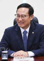 [TF포토] 시원섭섭한 미소 짓는 홍영표 의원