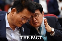 [TF포토] 귀엣말 나누는 송영길-황운하