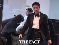[TF포토] 예비 신부와 예식장으로 이동하는 정기선 부사장