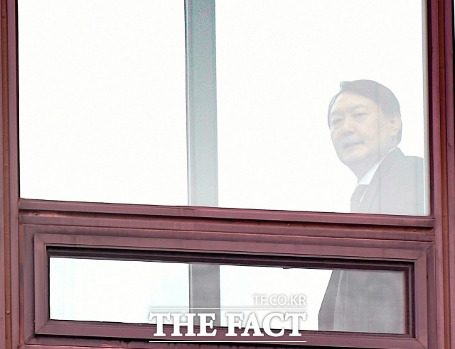 윤석열 검찰총장이 지난 3일 열린 전국 검사장 회의 결과를 이르면 내일(6일) 발표할 것으로 보인다. 사진은 지난해 1월 서울 서초구 대검찰청 본관에서 점심식사를 하기 위해 구내식당으로 향하는 윤 총장의 모습. /임세준 기자