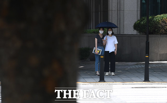 기상청에 따르면 오늘(6일) 낮 기온 30도 안팎으로 올라 덥겠고, 대기가 불안정해 전국 곳곳에 소나기가 내리겠다. /임세준 기자