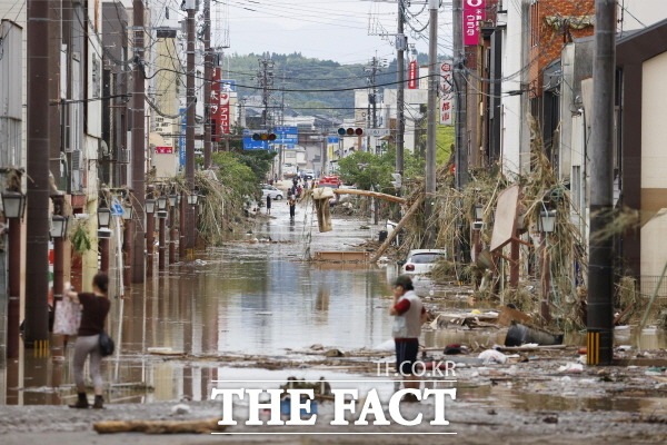 일본 규슈지역 구마모토현 히토요시에서 4일 시민들이 폭우로 초토화 된 가재도구와 물건들을 정리하고 있다. /AP, 뉴시스