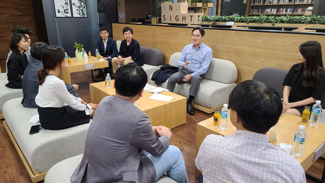이재용 부회장이 사내 벤처프로그램 C랩을 통해 스타트업에 도전 중인 임직원들과 대화를 나누고 있다. /삼성전자 제공