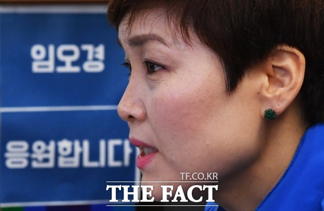 임오경 더불어민주당 의원이 고 최숙현 선수 측에 책임을 전가하는 취지의 발언을 했다는 논란에 휩싸였다. 사진은 지난 4월 경기도 광명시 철산동 선거사무소에서 진행된 인터뷰에서 답변을 하고 있는 임 의원의 모습. /배정한 기자