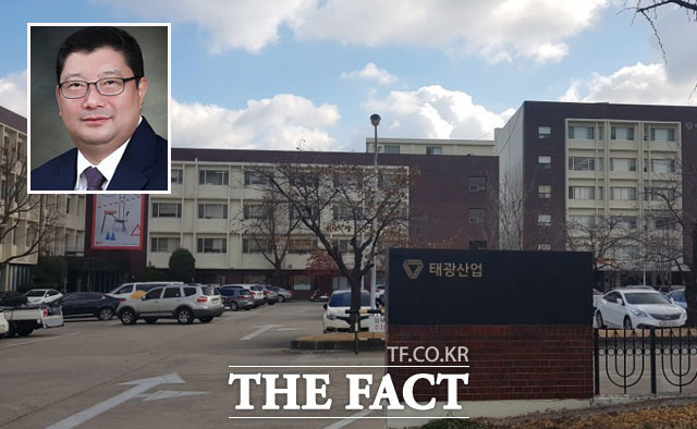 태광그룹이 올 하반기에는 외부고객 만족을 위한 정도경영을 집중적으로 추진한다. 왼쪽 작은 사진은 임수빈 태광정도경영위원회 위원장. /더팩트 DB, 태광그룹 제공