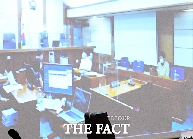 아동 성 착취 영상 유포 사이트인 웰컴 투 비디오를 운영한 혐의를 받는 손정우 씨의 미국 송환이 6일 결정될 예정이다. 사진은 지난달 16일 오전 서울 서초구 서울고등법원에서 손 씨가 피고인석에 앉아 대기하는 모습. /이동률 기자