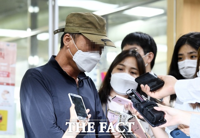 범죄인 인도법상 국내 법원에 계류 중인 혐의는 국외 송환에서 제외된다. 이에 따라 손정우의 아버지는 아들을 검찰에 고소하기도 했다. 사진은 지난달 16일 오전 서울 서초구 서울고등법원에서 손 씨의 범죄인 인도심사 두 번째 심문 재판을 마치고 취재진에게 심경을 밝히는 손 씨의 아버지. /이동률 기자