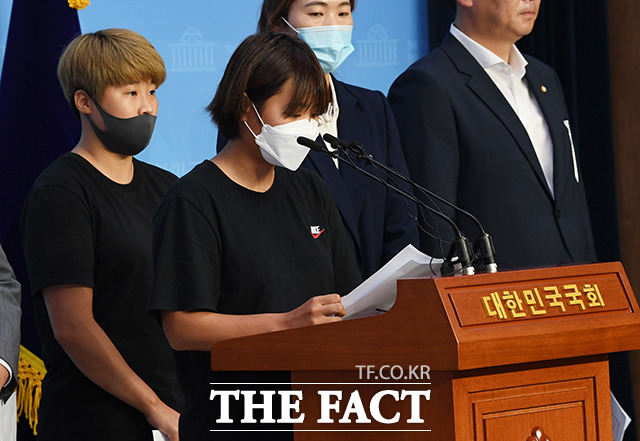 가혹행위로 극단적 선택을 한 고 최숙현 선수의 동료가 6일 오전 국회 소통관에서 열린 기자회견에 경주시청 트라이애슬론팀에서 벌어진 참혹한 가혹행위를 증언하고 있다. /배정한 기자