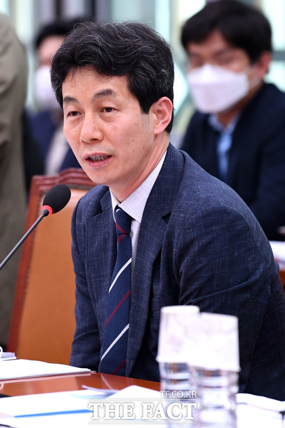 윤건영 민주당 의원은 6일 오전 MBC라디오 김종배의 시선집중에 나와 최근 박지원 전 의원이 국정원장 후보자로 내정된 데 대해 극찬했다. /더팩트 DB
