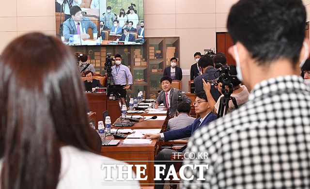 이용 미래통합당 의원(가운데)의 질의를 듣는 장윤정 전 주장(왼쪽)과 김규봉 감독