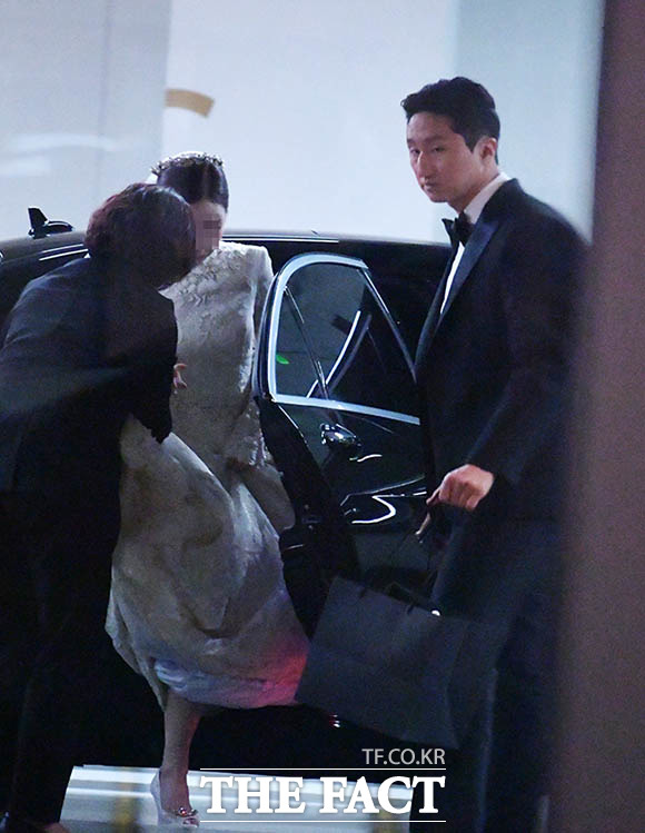 정기선 부사장(오른쪽)과 예비 신부가 4일 오후 서울 종로구 새문안로 포시즌스 호텔 결혼식장으로 들어서고 있다. /이덕인 기자