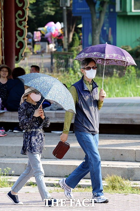 절기상 소서인 7일 전국에 구름이 많이 끼고 무더운 가운데 오전까지 곳곳에 요란한 소나기가 내리겠다. /이선화 기자