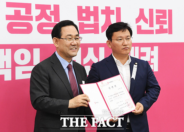 임명장 받는 김형동 위원(오른쪽)