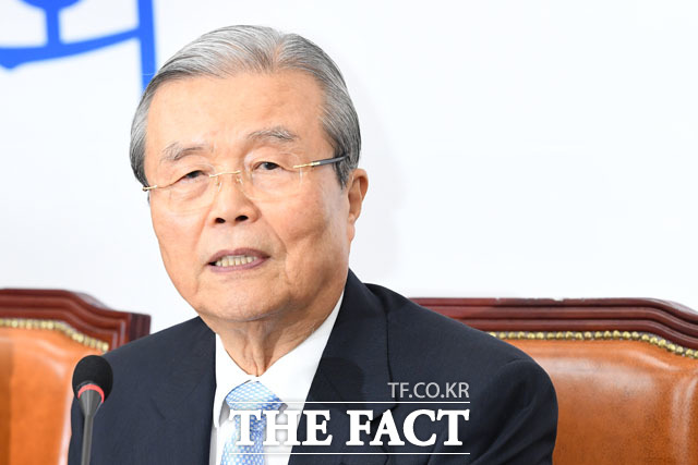 김종인 통합당 비상대책위원회장은 6일 비대위회의에서 문재인 정부는 부동산 정책 실패 책임은 묻지 않고, 집 사려는 국민들만 벌주려 한다며 집 한 칸 장만하고픈 평범한 소망을 이룰 수 있도록 정부가 못하는 정책 대안을 곧 우리가 내놓겠다고 말했다. /남윤호 기자