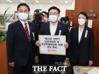 [TF사진관] 상임위 위원 명단 의사과에 제출하는 미래통합당