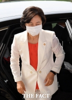 [TF포토] 차량에서 내리는 추미애 법무부장관