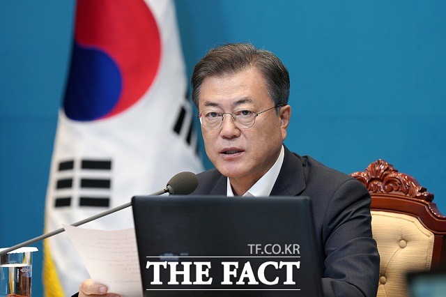 문재인 대통령은 7일 청와대에서 주재한 제35회 국무회의에서 노동의 변화를 적극적으로 수용하는 노력과 함께 서로 상생하고 협력하는 새로운 노사 관계로 나아가야 한다고 강조했다. /청와대 제공