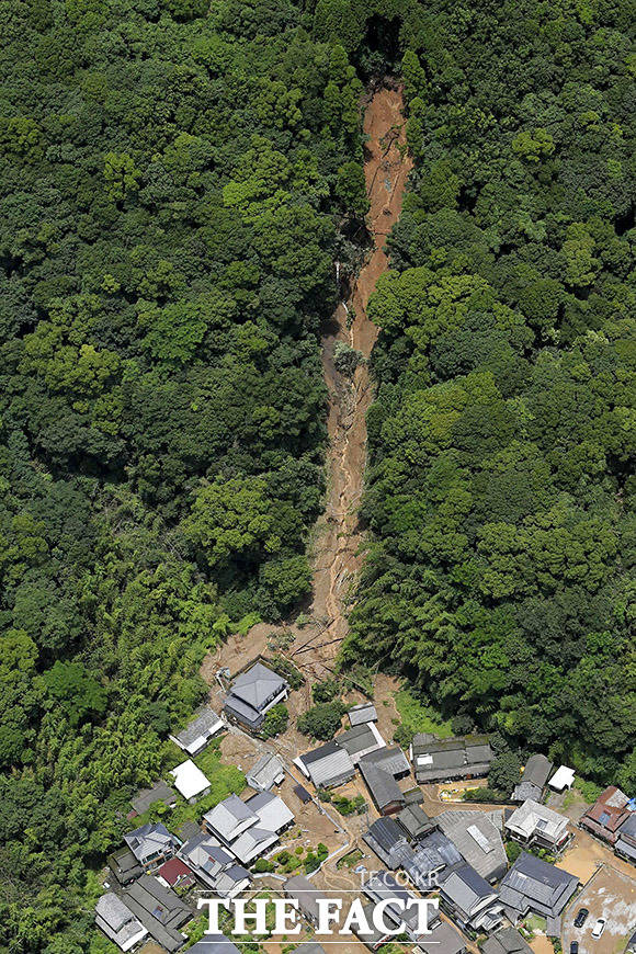 하늘에서 본 피해 현장 4일 일본 규슈지역 구마모토현 아시키타마치 항공사진. 산사태가 발생해 가옥이 토사에 덮여있다.