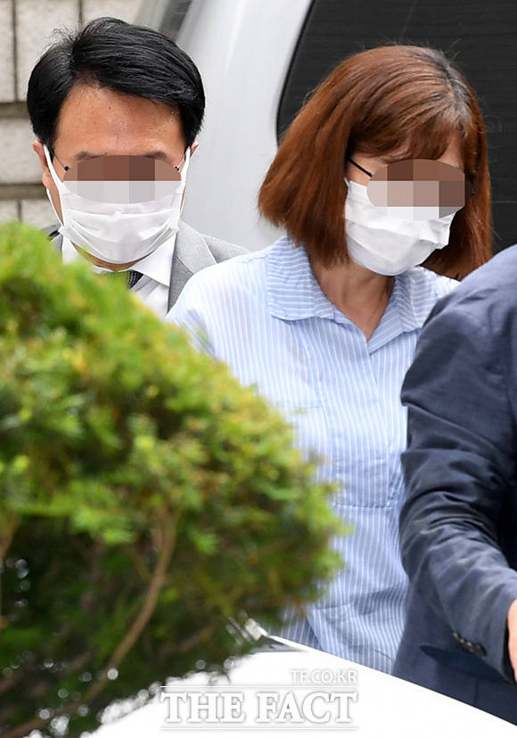 대규모 펀드 환매 중단 사태의 옵티머스자산운용 이사진 윤모 씨와 송모 씨가 7일 오전 서울 서초구 서울중앙지방법원에서 영장실질심사를 받기 위해 법정으로 들어서고 있다. /남용희 기자