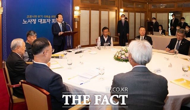 문 대통령은 7일 청와대에서 열린 국무회의에서 민주노청을 향해 협력의 끈을 놓지 말아 달라 당부했다. 사진은 지난 5월 삼청동 총리공관에서 코로나 위기 극복 노사정 대표자 회의가 열린 가운데 정세균 총리가 발언하는 모습. /이새롬 기자