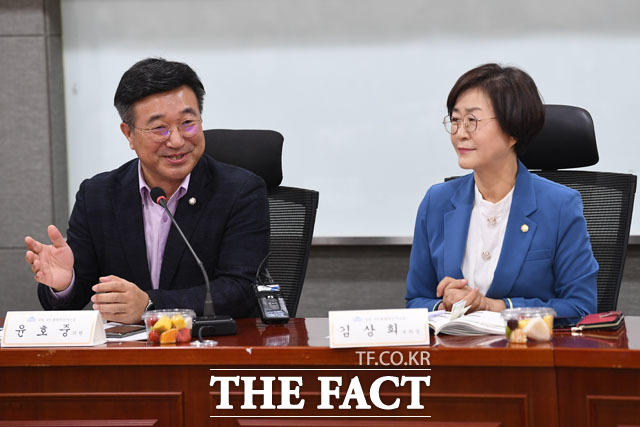 인사말 하는 윤호중 더불어민주당 의원(왼쪽)과 김상희 부의장