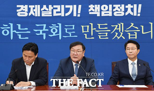 김태년 더불어민주당 원내대표(가운데)가 7일 오전 서울 여의도 국회에서 열린 더불어민주당 원내대책회의에 참석해 모두발언을 하고 있다. / 국회=배정한 기자