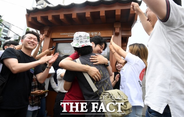 양심적 병역거부 인정과 대체복무제 도입을 주장해온 단체 회원들이 2018년 9월 28일 서울 종로구 헌법재판소 앞에서 선고결과에 기뻐하고 있다./임영무 기자