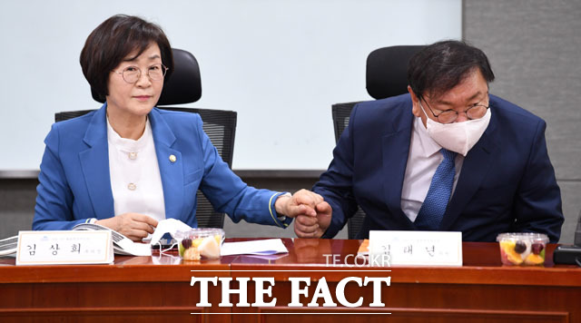 악수하는 김상희 국회 부의장(왼쪽)과 김태년 더불어민주당 원내대표