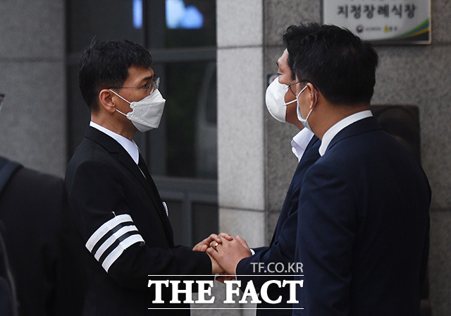 검찰이 형집행정지 신청을 받아들이면서 일시 석방된 안희정 전 충남지사(왼쪽)가 7일 오전 서울 종로구 서울대병원 장례식장에서 모친 발인을 마치고 조승래 더불어민주당 의원과 인사를 나누고 있다. /종로구=이동률 기자