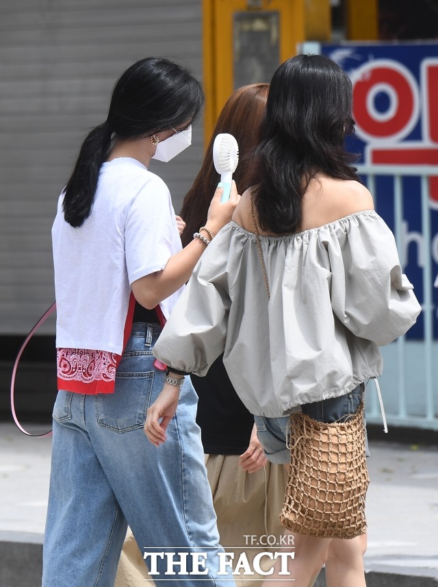 기상청에 따르면 수요일인 8일은 한낮 기온이 30도까지 오르며 덥겠고, 일부 지역에서는 소나기가 오는 곳이 있겠다. 사진은 지난 3일 서울 최고기온이 30도 가까이 오른 오후 서울 마포구 홍대입구역 앞 가벼운 옷차림으로 거리를 걷는 시민들 모습. /이동률 기자