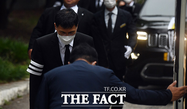 안 전 지사가 운구차 탑승 전 장례 관계자와 인사하고 있다. /이동률 기자