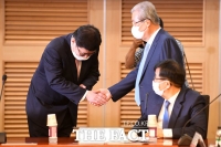 [TF포토] 윤창현 의원과 악수하는 김종인