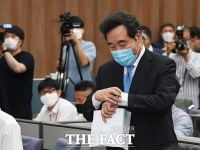 [TF포토] 시간 확인하는 이낙연 의원