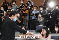 [TF포토] 기자회견 앞두고 기자들과 인사하는 이낙연 의원