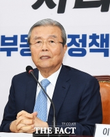 [TF포토] 부동산 정책 간담회 참석한 김종인 비대위원장