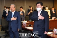 [TF포토] 국민의례하는 김종인-윤창현