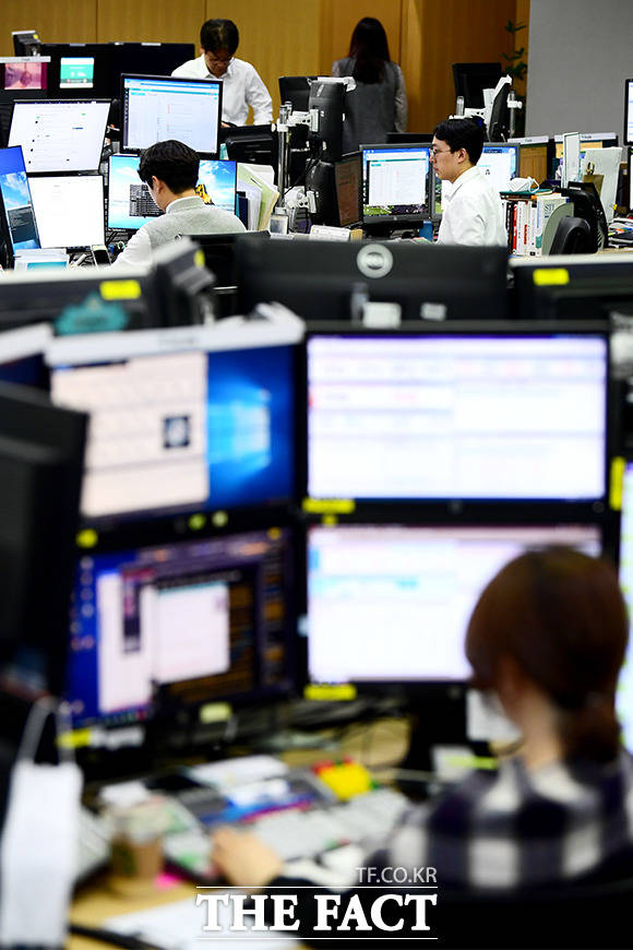 8일 코스피는 전장 대비 5.29포인트(-0.24%) 내린 2158.88에 장을 마감했다. /이선화 기자