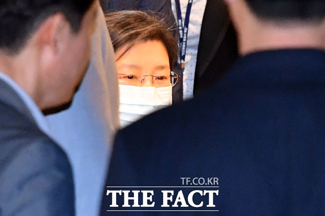 국정농단 사건으로 복역 중인 박근혜 전 대통령이 이복언니 박재옥 씨의 장례식에 참석하지 않을 것으로 보인다./남윤호 기자