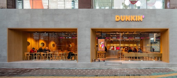 던킨이 뉴던킨 프로젝트의 일환으로 생산 체계를 재편하고 연말까지 생산 인력을 재배치한다고 8일 밝혔다. /던킨 제공